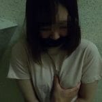 エレベーターで襲って怯える女の子