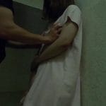 エレベーターで襲って怯える女の子