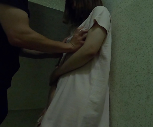 エレベーターで襲って怯える女の子