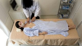 スレンダー清楚美女にお触り検診♡検査中に丸見え美乳を揉みしだく♡【病院/内科医】